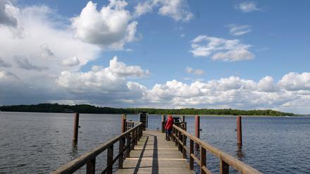 Für die SERIE "Wasserwege - Unterwegs an Flüssen und Seen" die Tour - Die Havelseen zwischen Potsdam und Werder. Hier: Blick auf den Templiner See am Schiffsanleger in Caputh. © Thilo Rückeis