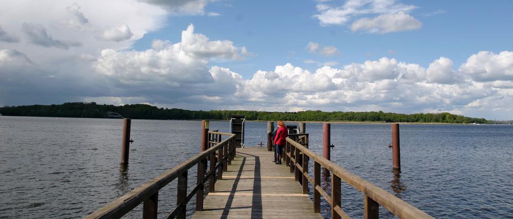 Erholungsort: Die Havelseen zwischen Potsdam und Werder. Hier: Blick auf den Templiner See am Schiffsanleger in Caputh.