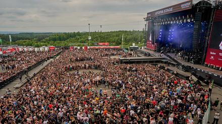 Rockfans tanzen während des Auftritts der der Band „You Me at Six“ vor der Hauptbühne des Open-Air-Festivals „Rock am Ring“.