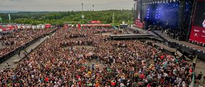 Rockfans tanzen während des Auftritts der der Band „You Me at Six“ vor der Hauptbühne des Open-Air-Festivals „Rock am Ring“.