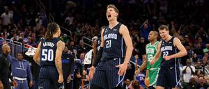 Moritz Wagner (Mitte) freut sich über einen Treffer gegen die Boston Celtics.