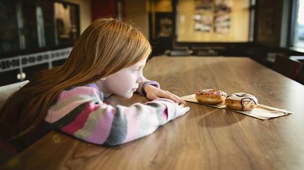 Verführung im Wohnzimmer: Viele Kinder essen zu viel Süßes. 