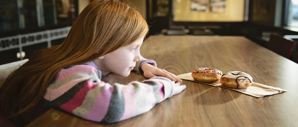 Verführung im Wohnzimmer: Viele Kinder essen zu viel Süßes. 