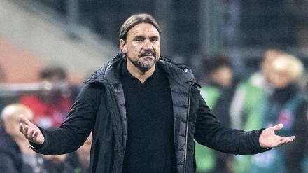 Gladbachs Trainer Daniel Farke hebt die Hände. „Kein Trainer wünscht sich, seinen Vize-Kapitän, einen der besten Keeper Europas und absoluten Fan-Liebling drei Tage vor dem Pflichtspielstart abzugeben“, so der Trainer.