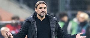 Gladbachs Trainer Daniel Farke hebt die Hände. „Kein Trainer wünscht sich, seinen Vize-Kapitän, einen der besten Keeper Europas und absoluten Fan-Liebling drei Tage vor dem Pflichtspielstart abzugeben“, so der Trainer.