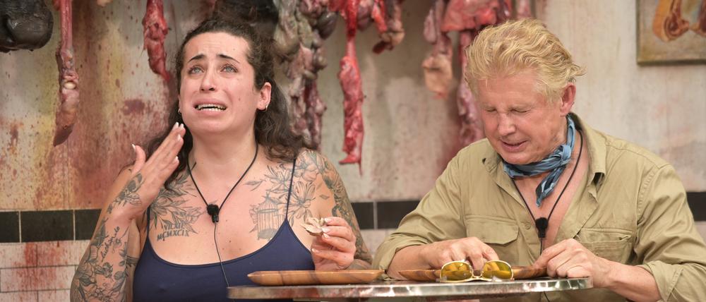 Markus Mörl hat schon aufgegeben, Jolina Mennen kämpft noch mit ihrem Stück Kuhnase.