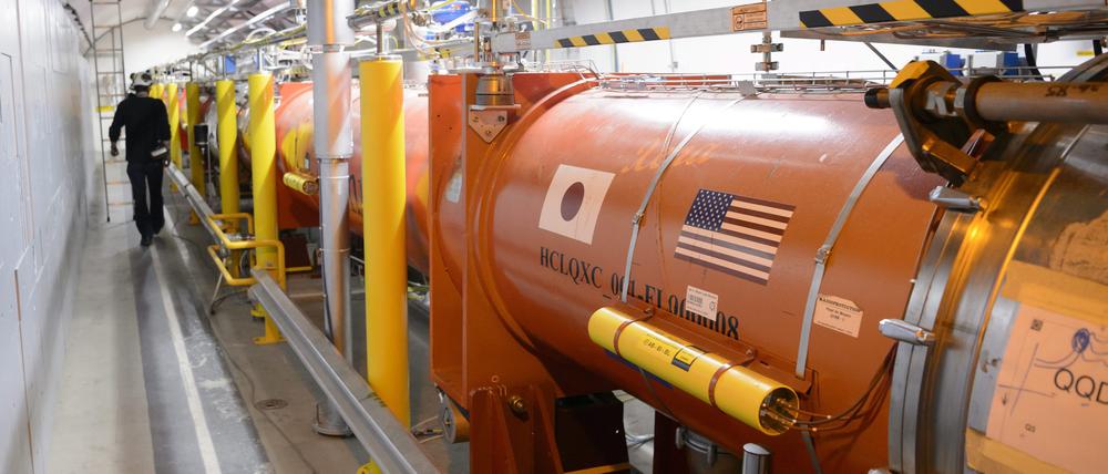 Ein Techniker arbeitet am Cern, der Europäischen Organisation für Kernforschung, in einem Tunnel für den Teilchenbeschleuniger LHC. Ein Streit um die Nennung russischer Institute bei wissenschaftlichen Studien sorgt in der Teilchenphysik für einen einzigartigen Publikationsstau.