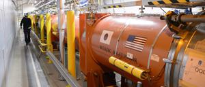  Ein Techniker arbeitet am Cern, der Europäischen Organisation für Kernforschung, in einem Tunnel für den Teilchenbeschleuniger LHC. Ein Streit um die Nennung russischer Institute bei wissenschaftlichen Studien sorgt in der Teilchenphysik für einen einzigartigen Publikationsstau.