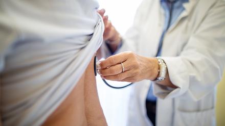 Die Telemedizin ersetzt nicht alle Untersuchungen, zur Blutabnahme oder bei anderen Eingriffen müssen Patient:innen in die Praxis kommen.