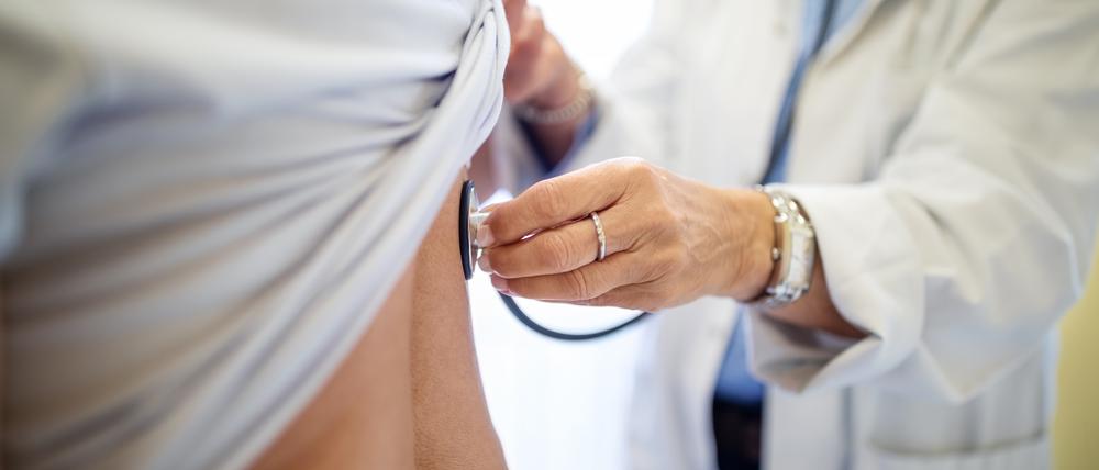 Die Telemedizin ersetzt nicht alle Untersuchungen, zur Blutabnahme oder bei anderen Eingriffen müssen Patient:innen in die Praxis kommen.