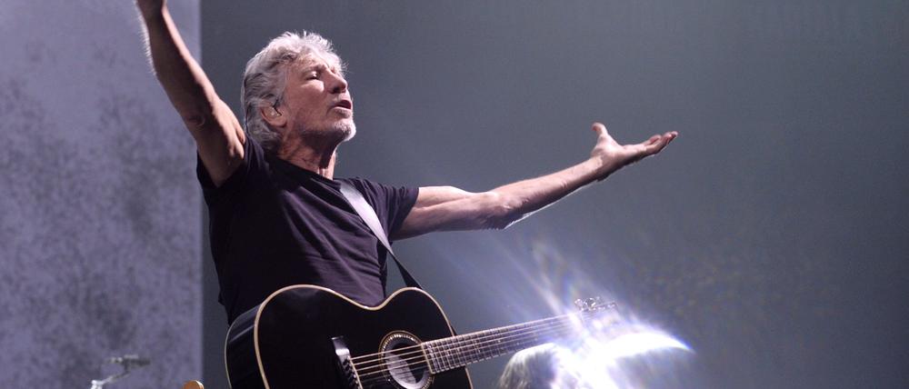 Roger Waters, Musiker und Mitbegründer der Band Pink Floyd, spielt auf einem Konzert (Archivbild).
