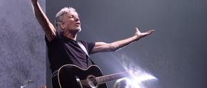 Roger Waters, Musiker und Mitbegründer der Band Pink Floyd, spielt auf einem Konzert (Archivbild). 