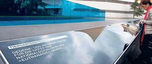 Besucher besichtigen am 02.09.2014 in Berlin das Mahnmal für die Opfer der nationalsozialistischen „Euthanasie-Morde“. In der Berliner Tiergartenstraße Nr. 4 befand sich die Zentrale der Organisation, die den Massenmord an Patienten aus Heil- und Pflegeanstalten koordinierte und durchführte.