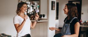 Freude statt Scham: Wenn ein Kind zum ersten Mal seine Periode bekommt, sollten die Eltern entspannt bleiben.