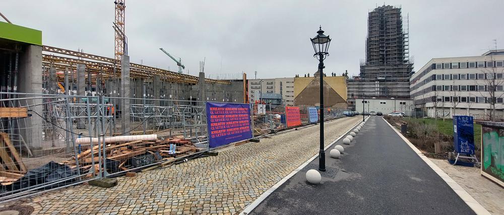 Neben der Baustelle des Garnisonkirchturmes, hier im Hintergrund, wächst das künftige Kreativquartier. 