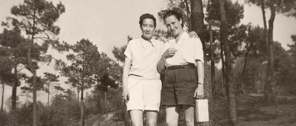 Triumph über den Tod. Filmstill aus „Nelly und Nadine“, das die beiden Frauen auf einem Foto nach dem Krieg zeigt.