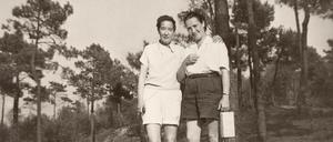 Triumph über den Tod. Filmstill aus „Nelly und Nadine“, das die beiden Frauen auf einem Foto nach dem Krieg zeigt.