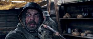 Der angstgeweitete Blick des Krieges. Edin Hasanović im Schützengraben von „Im Westen nichts Neues“.