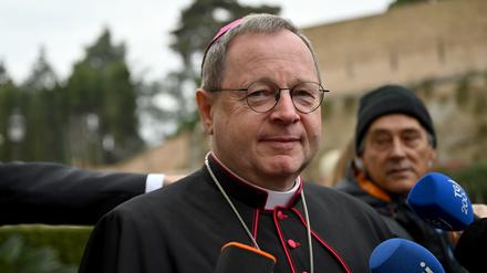 Georg Bätzing, Bischof von Limburg und Vorsitzender der Deutschen Bischofskonferenz (DBK), spricht auf einer Pressekonferenz nach dem Requiem für den verstorbenen emeritierten Benedikt XVI.