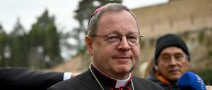 Georg Bätzing, Bischof von Limburg und Vorsitzender der Deutschen Bischofskonferenz (DBK), spricht auf einer Pressekonferenz nach dem Requiem für den verstorbenen emeritierten Benedikt XVI.