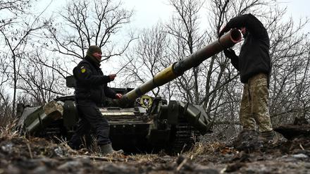 Ukrainische Militärangehörige überprüfen ein Panzerrohr während einer Übung.