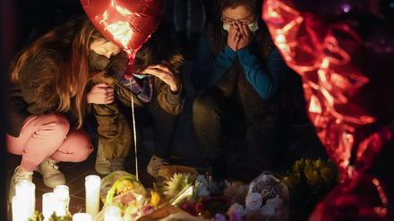 dpatopbilder - 24.01.2023, USA, Monterey Park: Frauen halten bei einer Mahnwache. Zwei Tage nach den tödlichen Schüssen in einem Tanzlokal im US-Bundesstaat Kalifornien ist ein weiteres Opfer seinen Verletzungen erlegen. Das teilte das Krankenhaus LAC+USC Medical Center am Montag mit. Foto: Ashley Landis/AP/dpa +++ dpa-Bildfunk +++