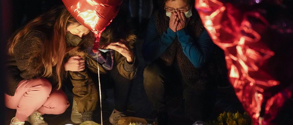 dpatopbilder - 24.01.2023, USA, Monterey Park: Frauen halten bei einer Mahnwache. Zwei Tage nach den tödlichen Schüssen in einem Tanzlokal im US-Bundesstaat Kalifornien ist ein weiteres Opfer seinen Verletzungen erlegen. Das teilte das Krankenhaus LAC+USC Medical Center am Montag mit. Foto: Ashley Landis/AP/dpa +++ dpa-Bildfunk +++