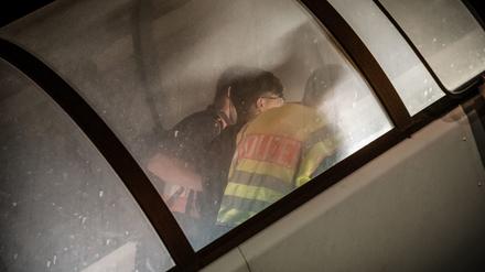 Polizeibeamte begleiten einen Afghanen auf dem Flughafen Leipzig-Halle in ein Charterflugzeug. (Symbolbild) Der islamistische Hassprediger Abdelattif Rouali ist von Deutschland nach Marokko abgeschoben worden. 