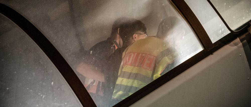Polizeibeamte begleiten einen Afghanen auf dem Flughafen Leipzig-Halle in ein Charterflugzeug. (Symbolbild) Der islamistische Hassprediger Abdelattif Rouali ist von Deutschland nach Marokko abgeschoben worden.