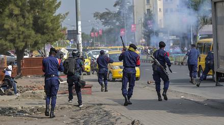18.01.2023, Demokratische Republik Kongo, Goma: Die Polizei stößt mit Demonstranten zusammen, die gegen die geplante Ankunft südsudanesischer Truppen demonstrierten, die sich kenianischen Streitkräften anschließen sollen, um die kongolesische Armee bei ihrem Kampf gegen die M23-Rebellen zu unterstützen. Die Polizei bezeichnete den Protest als nicht genehmigt. Foto: Moses Sawasawa/AP/dpa +++ dpa-Bildfunk +++