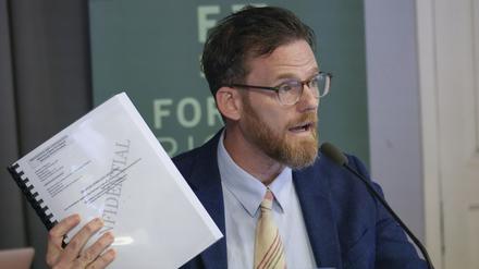 Matthew Smith, Mitbegründer und Geschäftsführer von Fortify Rights, hält eine Strafanzeige während einer Pressekonferenz in der Hand. Eine Menschenrechtsorganisation und 16 Beschwerdeführer aus Myanmar haben in Deutschland Strafanzeige gegen Mitglieder der Militärregierung des südostasiatischen Krisenlandes gestellt.