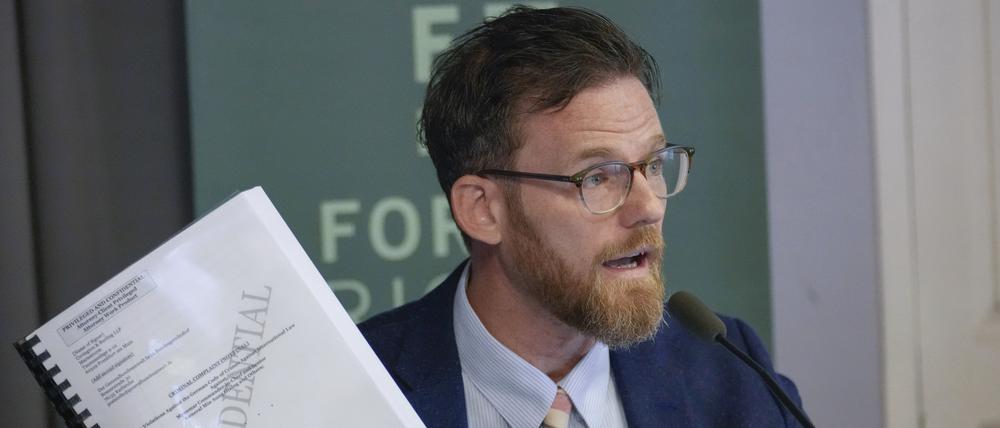 Matthew Smith, Mitbegründer und Geschäftsführer von Fortify Rights, hält eine Strafanzeige während einer Pressekonferenz in der Hand. Eine Menschenrechtsorganisation und 16 Beschwerdeführer aus Myanmar haben in Deutschland Strafanzeige gegen Mitglieder der Militärregierung des südostasiatischen Krisenlandes gestellt.