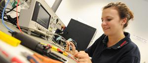 Die Bosch-Auszubildende Petra Ziegelmüller lötet am Montag (02.07.2012) im Bosch- Ausbildungszentrum in Reutlingen an einer Leiterplatte. 