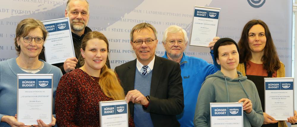 Bürgermeister Burkhard Exner (Mitte) begrüßte am Dienstag die Kooperationspartner zum Auftakt des „Bürgerbudgets 2023“.
