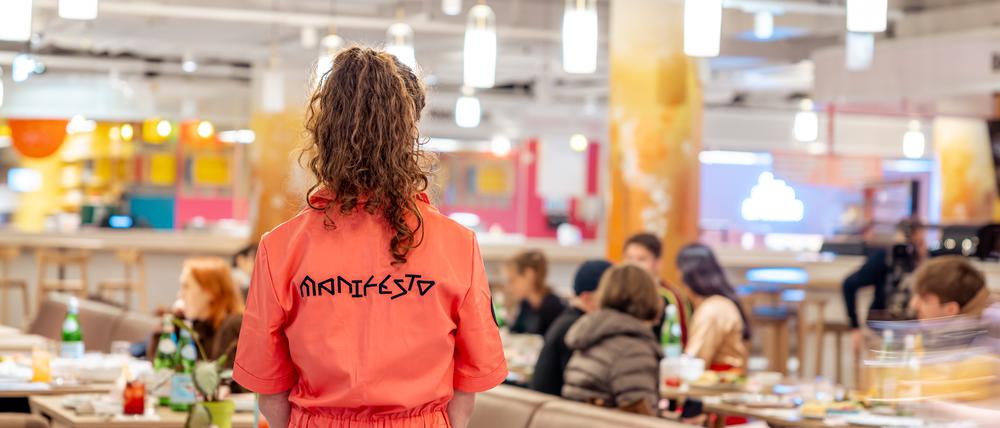 Servicekraft am Dienstag, dem Tag der Eröffnung des Manifesto Market Berlin am Potsdamer Platz.