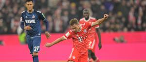 Glück und Können. Der Schuss von Joshua Kimmich schlug von der Lattenunterkante hinter der Linie ein im Netz ein.