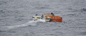 Die japanische Küstenwache am Unglücksort.