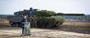 Bundeskanzler Olaf Scholz (SPD) spricht vor einem Kampfpanzer Leopard 2. (Archivbild)