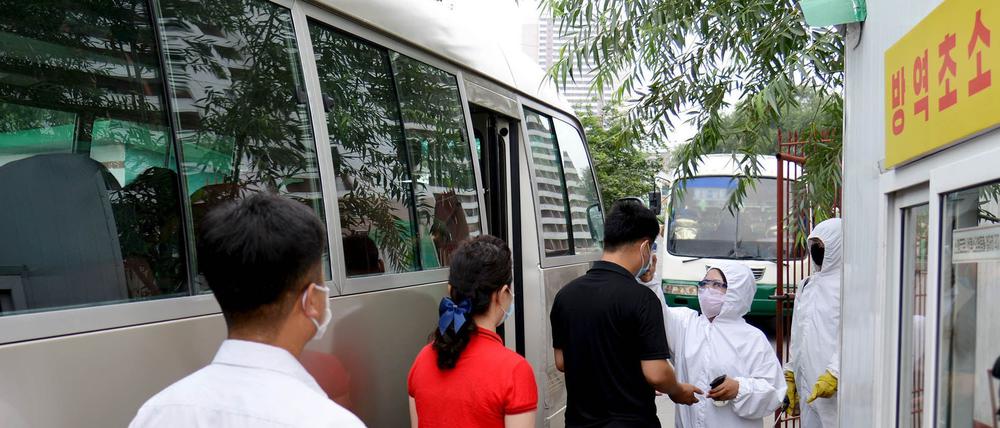 Eine Mitarbeiterin führt einen Corona-Test durch. (Archivbild 2020). 