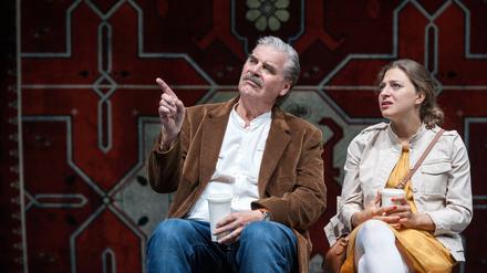 Afzal (Peter Simonischek) will für seine Tochter Mahwish (Irina Sulaver) nur das Beste. 