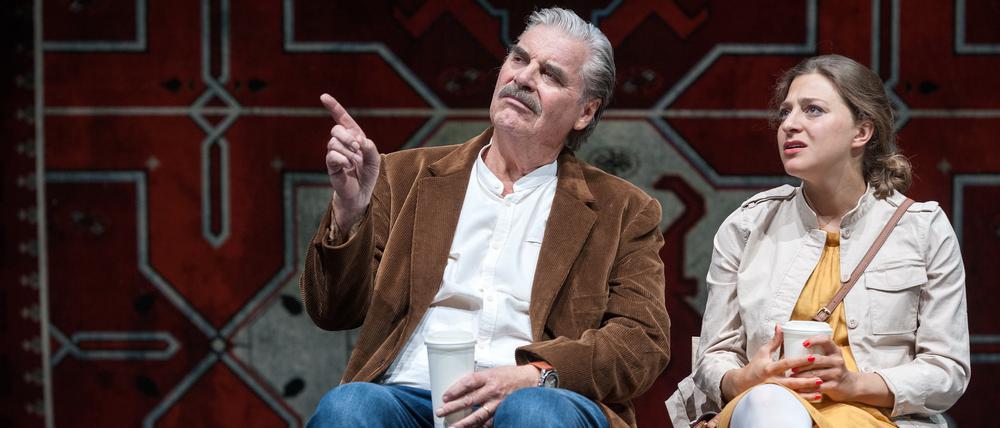Afzal (Peter Simonischek) will für seine Tochter Mahwish (Irina Sulaver) nur das Beste. 