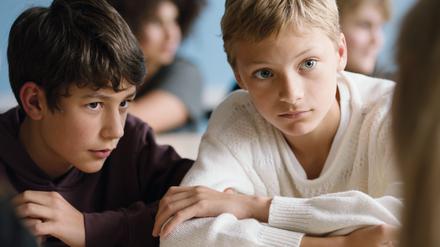 Rémi (Gustav De Waele, links) und Léo (Eden Dambrine) sind beste Freunde – bis die Schulkameraden anfangen, Fragen zu stellen.