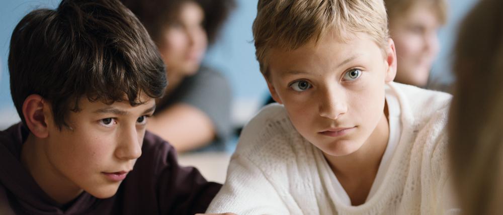 Rémi (Gustav De Waele, links) und Léo (Eden Dambrine) sind beste Freunde – bis die Schulkameraden anfangen, Fragen zu stellen.