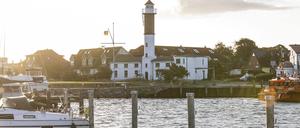 Nicht nur in der Nebensaison die Ruhe selbst: Der Hafen Timmendorf mit Leuchtturm.