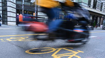 Ein Fahrradfahrer fährt auf dem autofreien Abschnitt auf der Friedrichstraße. (Archivbild)
