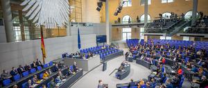 Bundeskanzler Olaf Scholz stellt sich den Fragen der Abgeordneten im Bundestag.