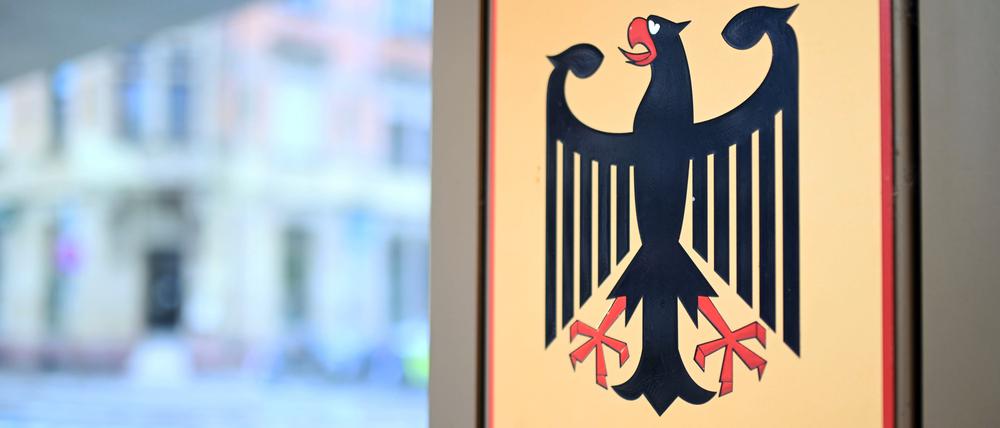 Ein Hinweisschild mit Bundesadler und dem Schriftzug Bundesgerichtshof. (Symbolfoto)