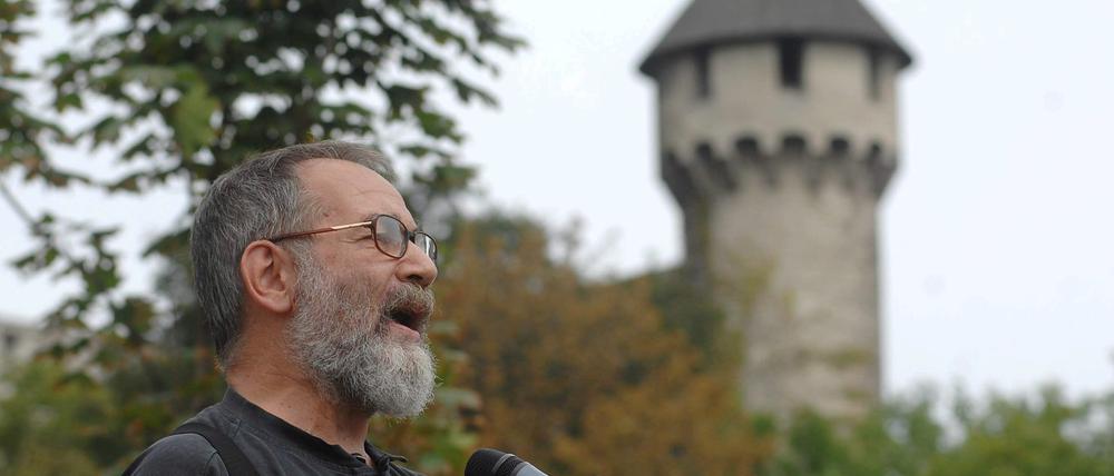 Protest gegen die paramilitärische Ungarische Garde. Gáspar Miklós Tamás im Jahr 2007.