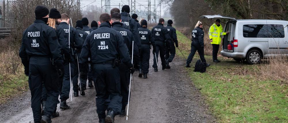 Polizisten durchsuchen ein Waldgebiet in der Region Hannover. 