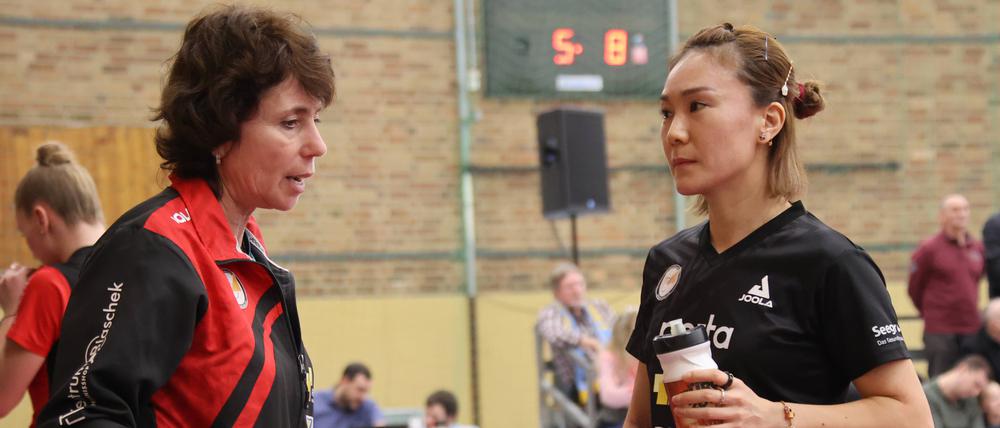 Trainerin Irina Palina (links) und Shan Xiaona peilen das Halbfinale an.